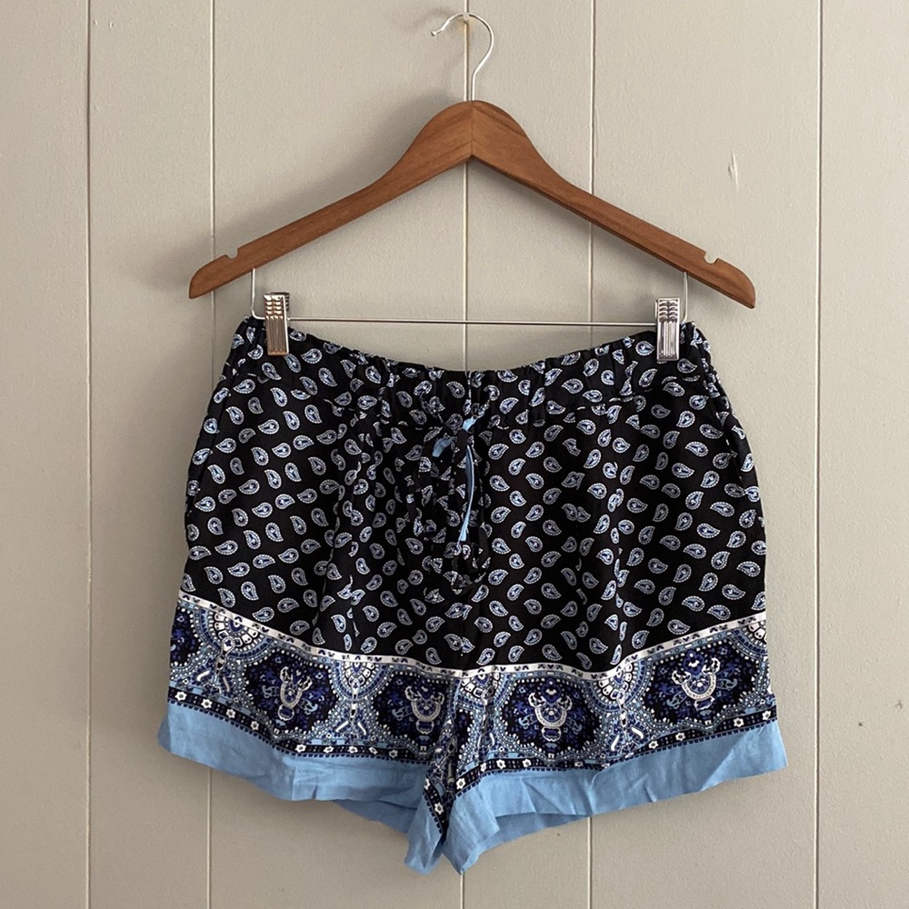 Chic by Jacob NWOT patterned shorts size M